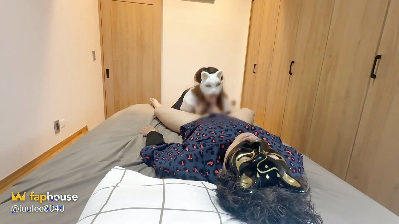 Một người phụ nữ đã kết hôn thích thú khi bạn tình của mình làm bẩn khuôn mặt cô ấy bằng tinh dịch