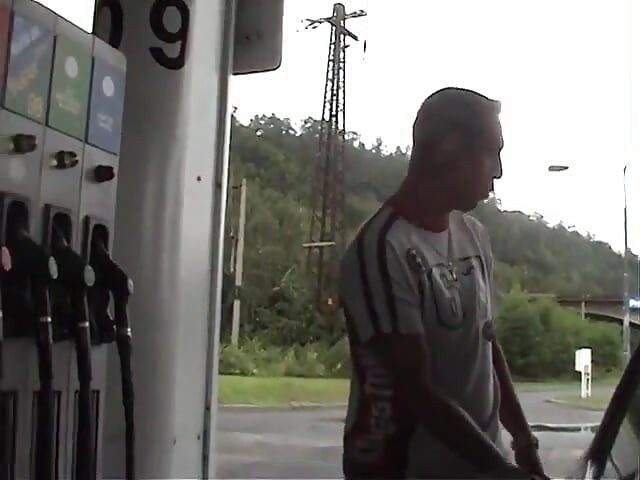 Een meisje oppakken op een benzinestation