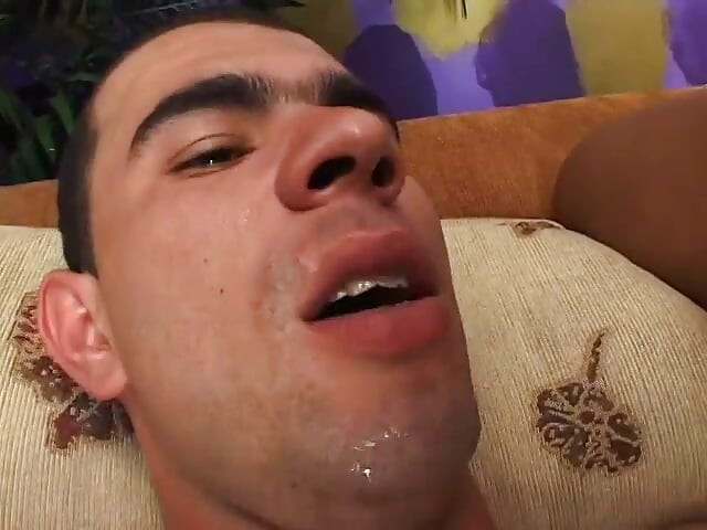 Tranny kulit gelap memberikan blowjob slurpy sebelum mengongkek pantat lelaki