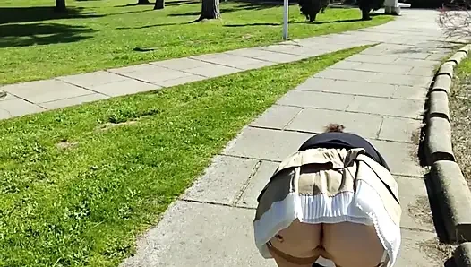 Rok mini luar ruangan tanpa celana dalam dengan sumbat anal