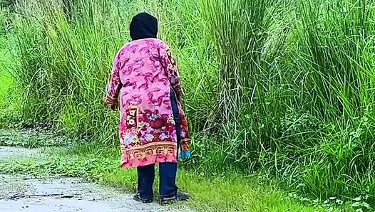 Büyük götlü ateşli güzel Müslüman kız ormanda seks videosu