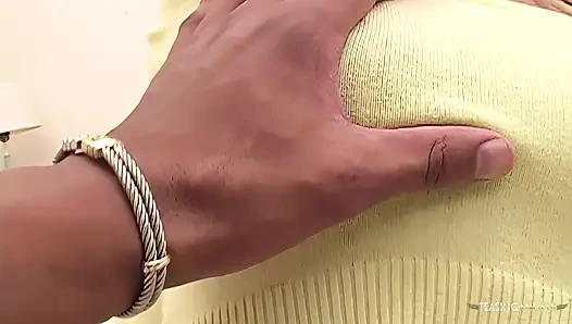 Lenka memakai sepatu bot sambil melayani kontol besar