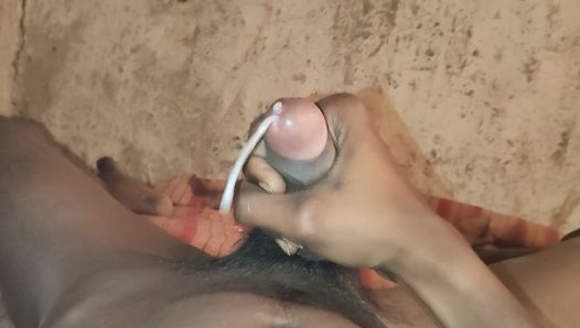 Un garçon indien sexy secoue sa grosse bite avec une conversation coquine en hindi