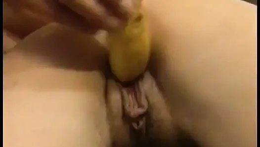 Genç yaşlı esmer götünü siktiriyor ve amını parmaklıyor