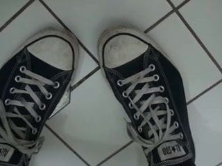 Le scarpe da ginnastica Converse e il sospensorio di gomma si masturbano