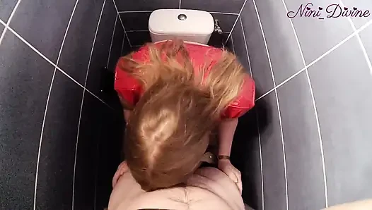 Französisches mädchen mit großem natürlichem hintern wird in der nachtclub-toilette hart gefickt