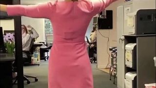 Kijk maar naar haar dansen met zichtbare tepels