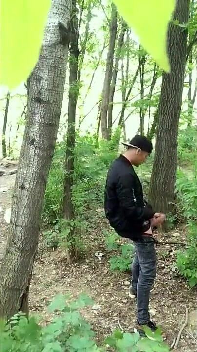 Un mauvais garçon se branle en fumant une cigarette dans une forêt - il manque de se faire prendre - pour que ses couilles restent pleines
