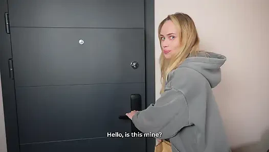 Dia memakan pengirimanku... Jadi aku membuatnya membayar vagina merah mudanya yang ketat