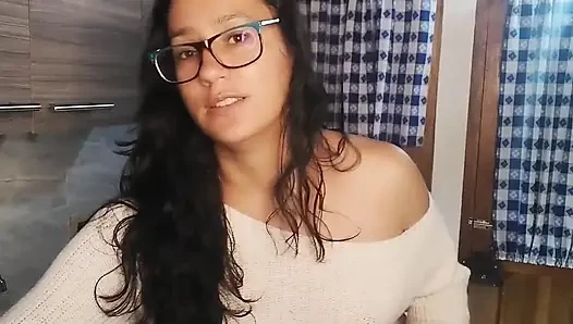 Üvey anne üvey kızının erkek arkadaşı tarafından mutfakta sikiliyor