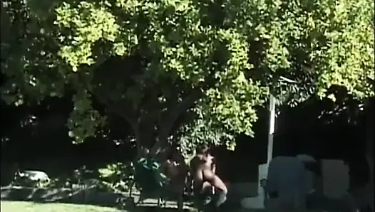 Büyük memeli zenci lezbiyenler bahçede parmaklıyor