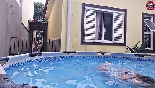 Tetanggamu Yang Nakal Lagi Pamer Tubuh Bahenolnya Di Kolam Renang