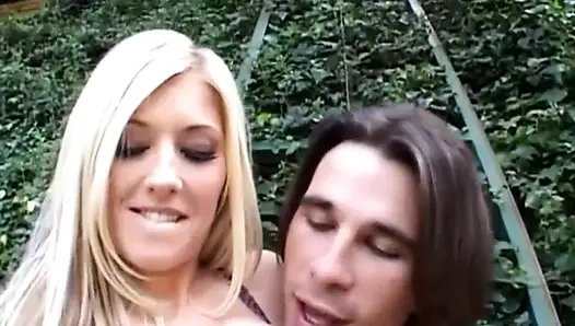 Edepsiz sarışın bir kız için anal yoğun sikiş