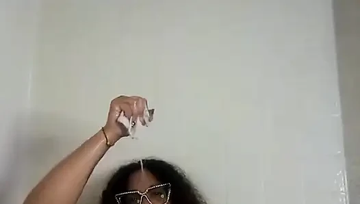 Aku lagi asik ngobrol bareng di live chat saat aku lagi mandi