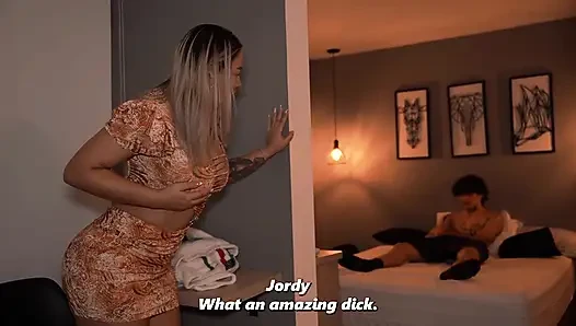 Meine vollbusige stiefmutter erwischt mich beim berühren auf ihrem zimmer!