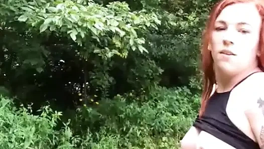 Рыжая эксгибиционистка жестко кончает в парке