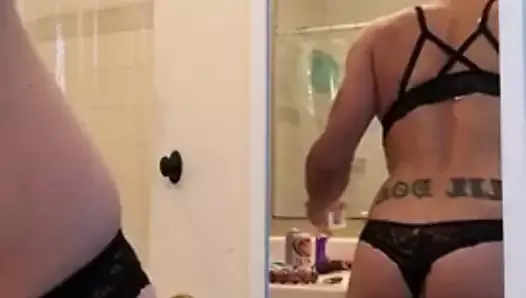 Nikki joue avec le trou du cul dans la salle de bain