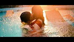 Swastika Mukherjee kust haar student in het zwembad