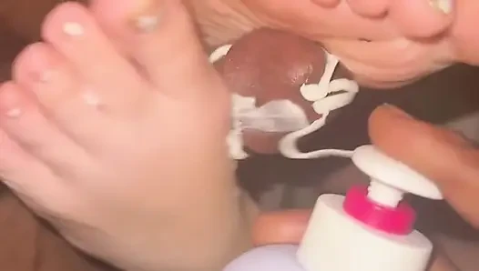 Jenny nyepong dan ngocok kontol kaki