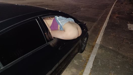 Nueva esposa con el culo en la calle en público para que extraños lo persigan