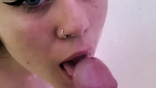 Gadis hot ini lagi asik nyepong kontolku sampai aku crot di mulutnya