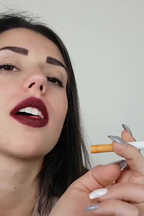 Face fetish and smoking cigar from the gorgeous Italian girl