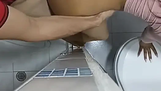 Tuvalette ateşli eylem