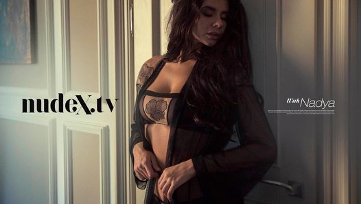 Sexy Russische babe in sexy zwarte lingerie plaagt voor Nudex