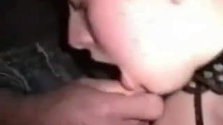 Amateur sumisa cumdump utilizada por extraños en teatro para adultos 1