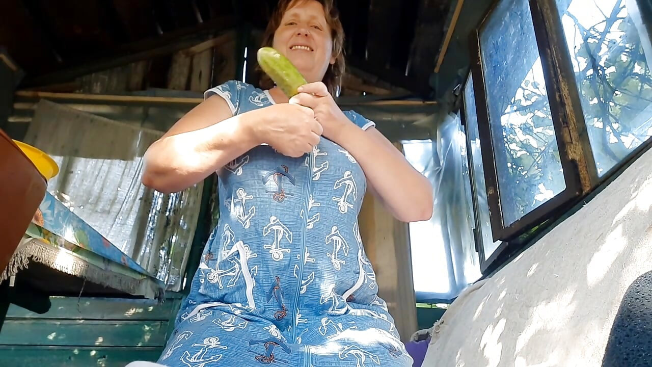 Masha and the Cucumber