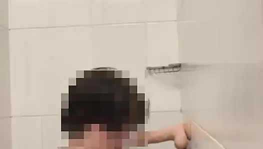 Tombul kadın boi travesti duşta dildoyla oynuyor