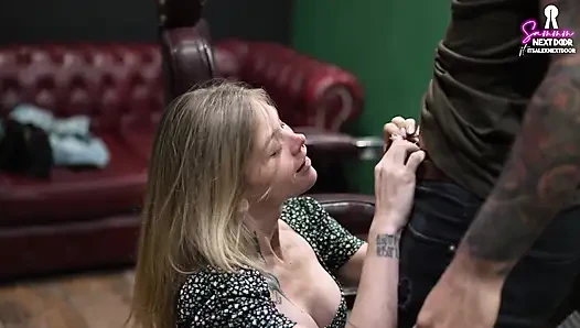 Ich ficke den friseur, weil ich kein geld habe, um für den schnitt zu bezahlen