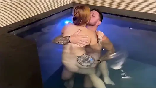 Meine ältere nachbarin konnte nicht widerstehen und kam, um mich im pool zu ficken