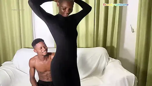 Kız çığlık atarken amının derinliklerinde büyük bir döl salarak dolduruluyor