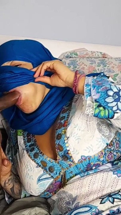 Arab woman in hijab sucks her perverted neighbor's black cock after he shows it to her on the balcony | Clip 1