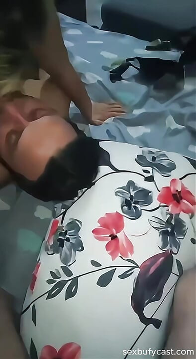 Un cocu turc baise sa femme avec son ami