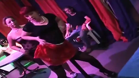 Cewek sange ini dientot habis-habisan sama banyak kontol besar di pesta seks liar