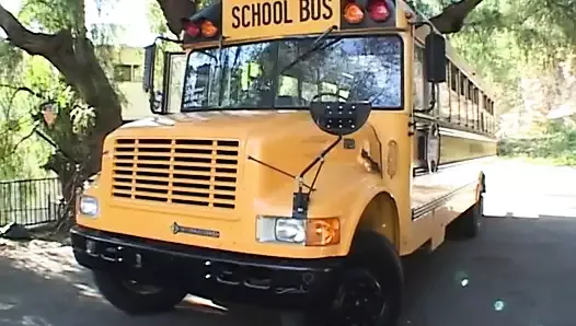 Blonde meid wordt langs achteren geneukt op haar schoolbus