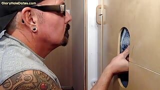 Un mec gay mature férue de sperme suce une bite dans une vidéo de pipe à la maison - gloryhole