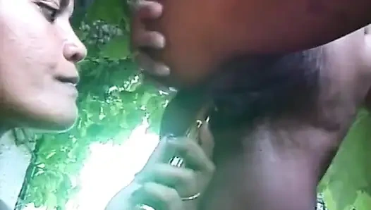 Брюнетки лесбухи трахаются страпоном на улице