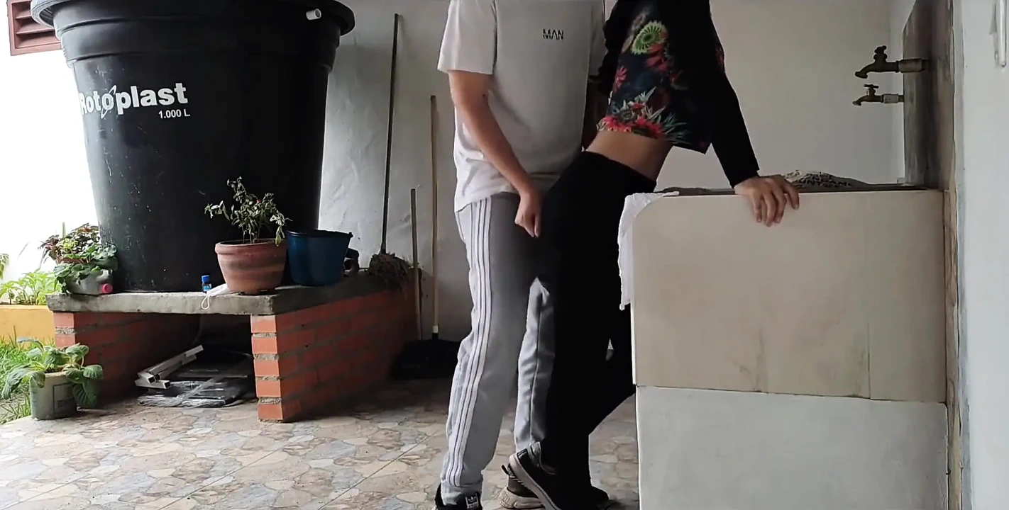 Ich habe meine nachbarin gefickt, während sie wäscht