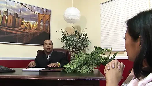 Kıllı kız büyük yarak emiyor ve sonra kanepede sikiliyor