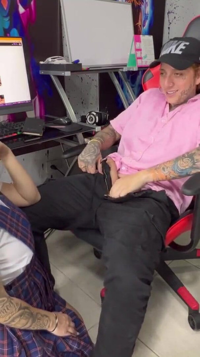 Bedövning ögonblick från "Jag förför min gamer styvbror tills jag övertygar honom att äta min fitta och ge mig att dricka sin sperma -"