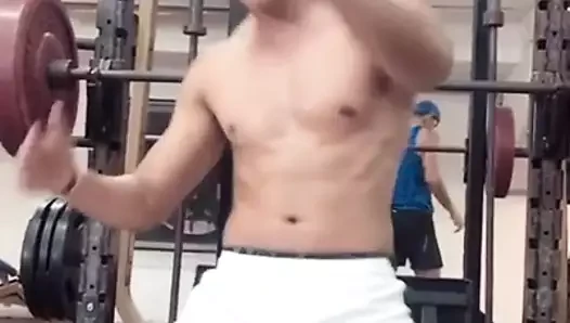 Spor salonunda dans eden Meksikalı haydut