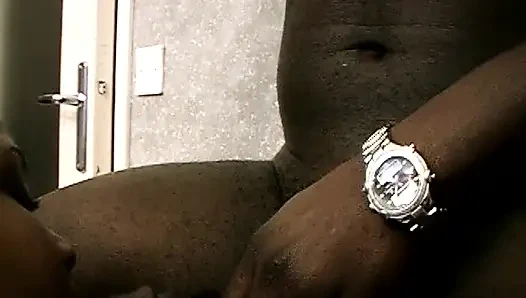 Черную крошку с большой попкой из Франции трахнули в задницу