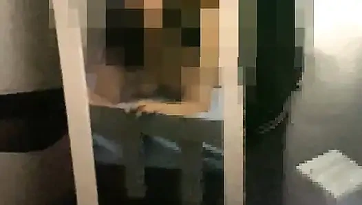 Als der leckere fickfreund geil wird, füttert er ihn mit sperma