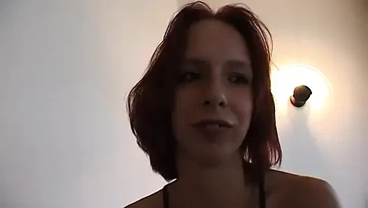 Kızıl saçlı genç kız domalarak poz ve sakso çekmeden önce mastürbasyon yapıyor