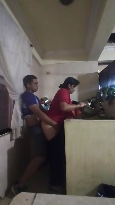 Fodendo a empregada na cozinha quando minha esposa está na sala de estar