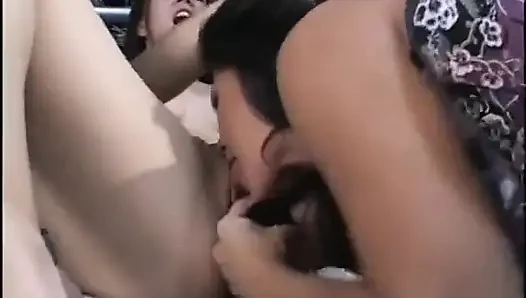 Pacar dengan lingerie seksi ram dildo di memek yang berair