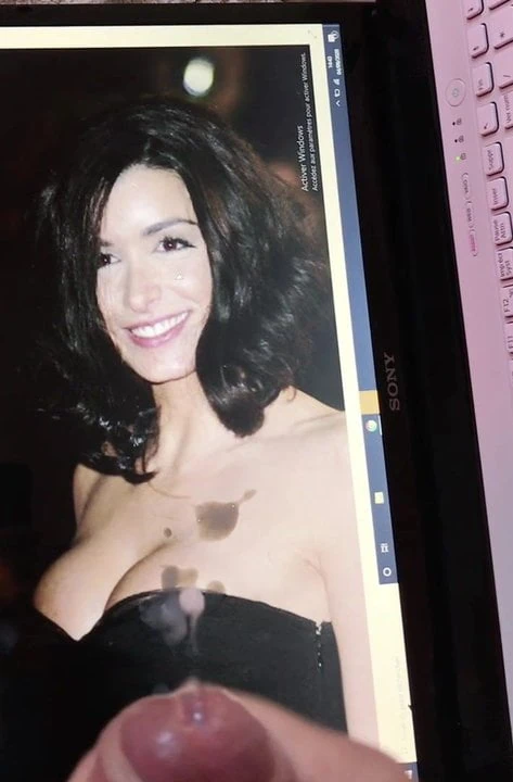 Ejac sur la poitrine de Jennifer